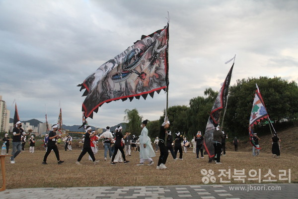 전주기접놀이가 한국에 유학 온 교포 유학생들의 참여로 이색적인 분위기를 연출했다.(사진=전주기접놀이보존회 제공)