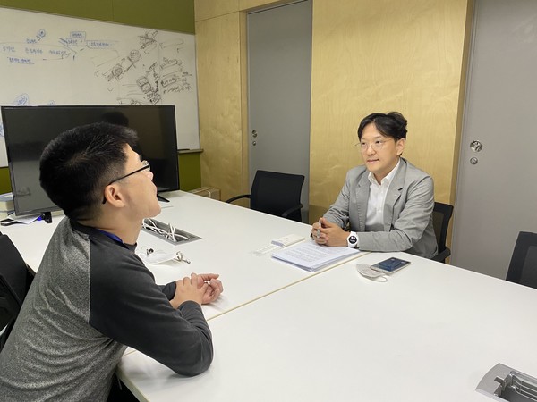 지난 5일 서울 상암 MBC 사옥에서 남재현 기자(오른쪽)를 만나 인터뷰를 진행했다.