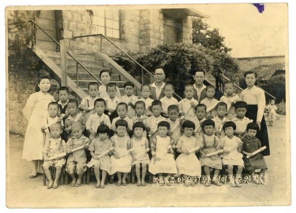 강영일 씨가 기증한 1948년에 촬영된 전주 중앙유치원 졸업사진(사진=전주시 제공)