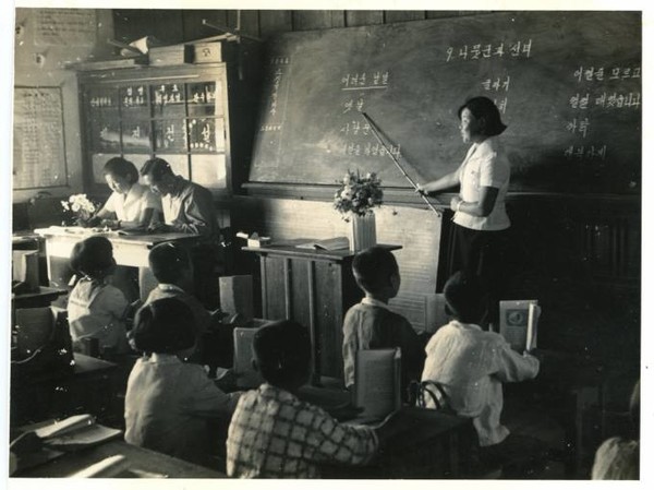 김영이 씨가 기증한 1960년대 교생실습 사진(사진=전주시 제공)