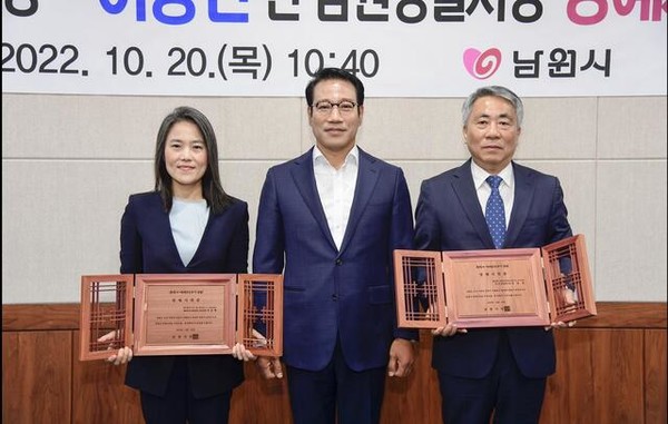 최경식 남원시장은 지난 20일 신승희 전 남원지청장(왼쪽)과 이동민 전 남원경찰서장(오른쪽)에게 명예시민증을 전달했다.(사진=남원시 제공)