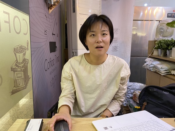 "다른 리뷰와 비슷한 특징을 너무 자세히 언급했다면 일단 한번 의심을 해봐야 한다"고 말하는 정인선 한겨레신문 기자.