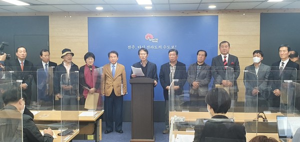 (사)완주·전주통합추진연합회는 27일 전주시청 브리핑룸에서 기자회견을 열고 "완주군 발전과 미래를 보장하고, 완주군민의 뜻을 살리는 통합"을 강조했다. 
