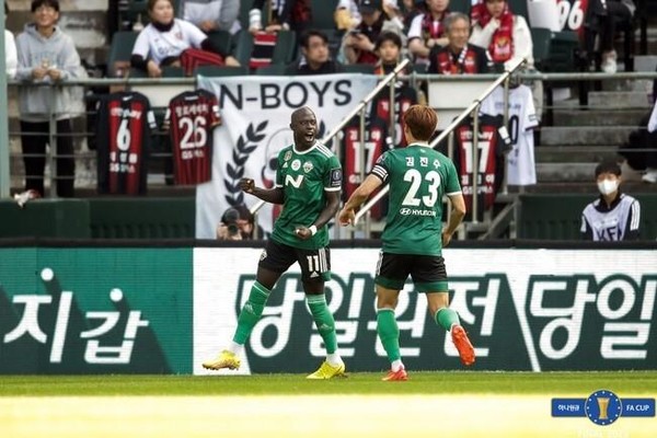 전북에 우승컵을 안긴 바로우와 김진수(사진=대한축구협회 제공)