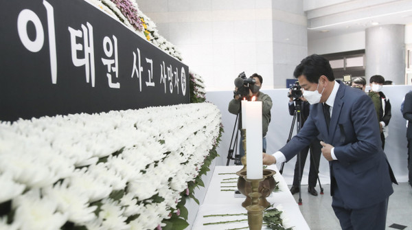 서울 이태원 압사 사고 합동분향소가 31일 오후 전북도청 공연장 1층에 마련돼 김관영 전북도지사를 비롯한 전북도청 간부들이 조문을 하고 있다.(사진=전북도 제공)