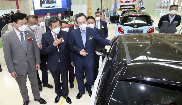 2021년 8월 19일 군산시 새만금산업단지 내 에디슨모터스 공장에서 열린 '군산형 일자리 에디슨모터스 군산공장 준공식'에 당시 송영길 더불어민주당 대표와 문승욱 산업통상자원부 장관, 송하진 전북지사 등이 공장 안을 둘러보고 있다.(사진=전북도 제공)