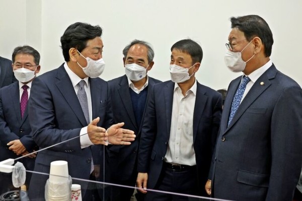 28일 서울 여의도 국회 행정안전위원회 법안심사 제1소회의실에서 열린 전북특별자치도법 심의에 앞서 김관영 전북지사 등 전북지역 국회의원들이 전북특별자치도법의 필요성을 설명하고 있다.(사진=전북도 제공)