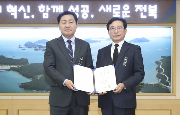 김관영 전북도지사가 3일 서경석 전북개발공사 사장(오른쪽)에게 임명장을 전달했다.(사진=전북도 제공)