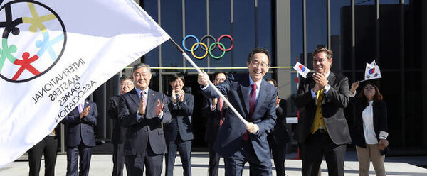 2019년 10월 스위스 로잔에서 전북이 '2022 아태마스터스대회' 개최지로 확정되자 송하진 당시 전북지사가 대회기를 받아 흔들고 있다.(사진=전북도 제공)