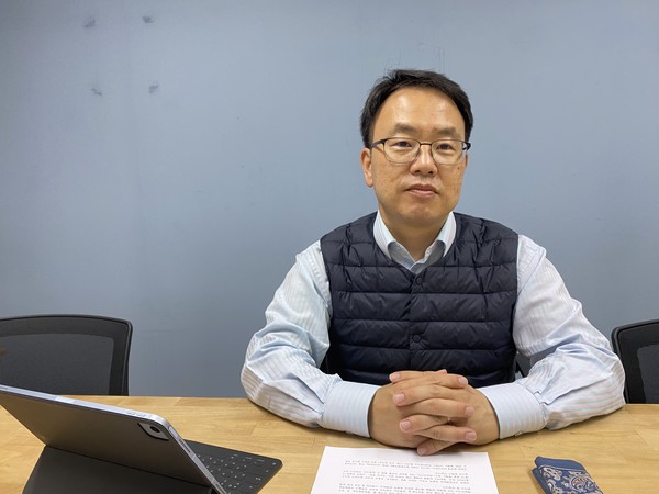 10월 29일 발생한 이태원 참사의 진상이 빨리 규명되고 사태의 원인 책임이 확인되어서 다시는 이런 일이 벌어지지 않았으면 좋겠다고 말하는 법무법인 가로수의 김진형 변호사.