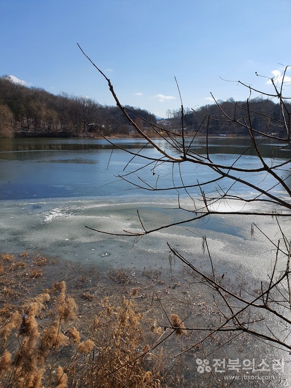 이정훈 기자는 "날씨가 갑자기 추워지면 평소에 뇌나 심혈관계 질환이 있으신 분들, 그리고 노약자분들은 꼭 얼굴이나 머리 부분의 보온에 신경을 많이 써야 한다"고 조언한다.(전북소리 자료사진)