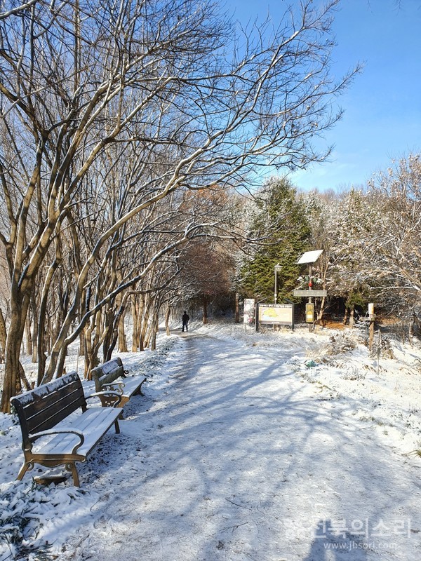 18일 오전 6시 30분 현재 전북지역에서는 군산·정읍·김제·순창·고창·부안지역에 대설경보가, 전주·악산·임실은 대설주의보가 발효 중이다.(전북의소리 자료사진)