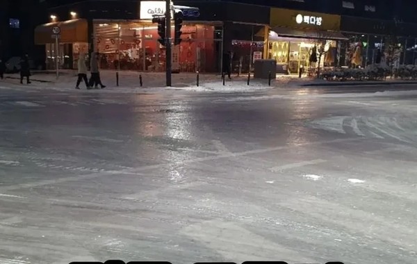 18일 한 전주시민이 도로 결빙 상태를 SNS상에 공유한 사진(캡처)