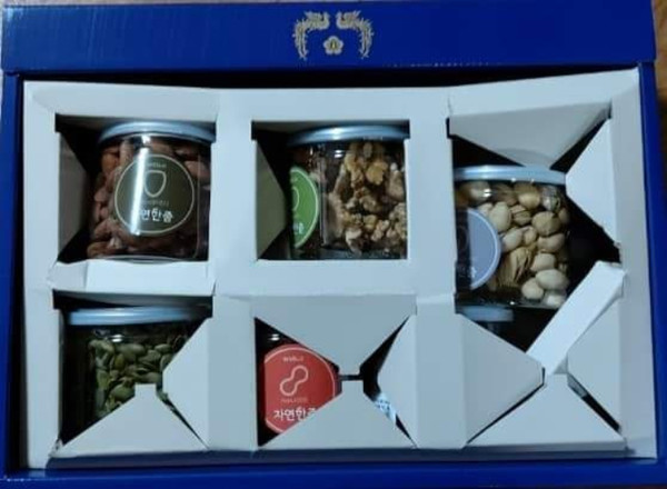 윤석열 대통령의 연말 건과류 선물세트.(사진=윤준병 국회의원 페이스북 갈무리)