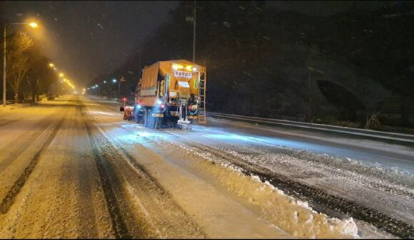 지난 2021년 11월 전주시 제설 모습. 지난 18일 전주시는 공식 인스타그램을 통해 해당 사진을 재활용했다.(사진=전주시 제공, 출처: 전북CBS노컷뉴스)