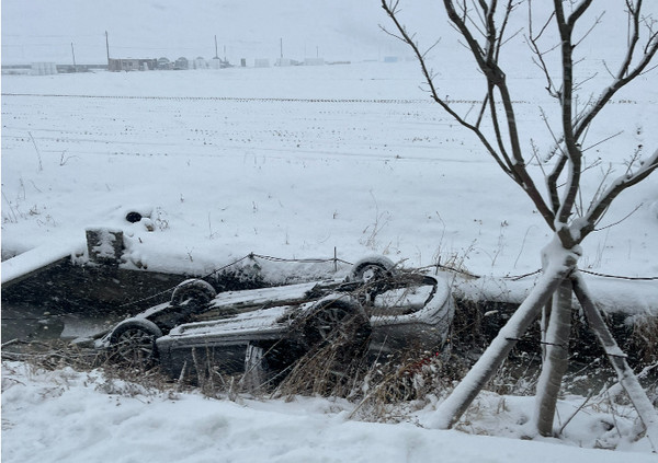 22일 군산시 옥산면 농수로에서 차량이 전도되는 사고가 발생했다.(사진=전북소방본부 제공) 