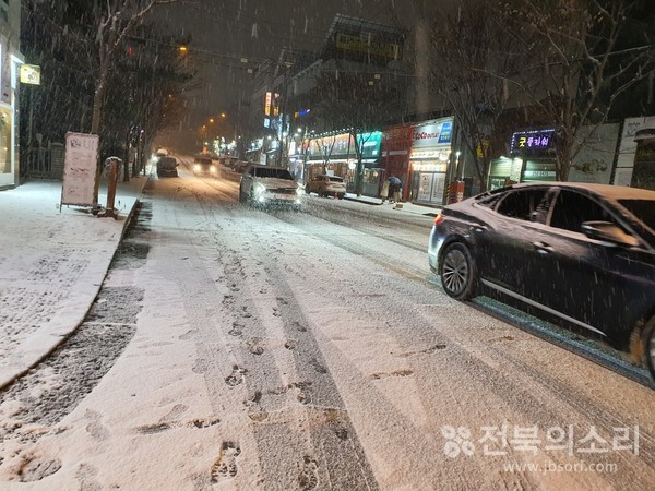  대설특보가 내려진 22일 오후 6시 30분경 전주시 팔복동의 한 도로 위를 지나는 차량들 모습.   