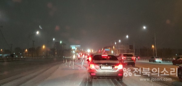 22일 오후부터 전주-군산 도로에 많은 눈이 내려 차들이 통행에 큰 불편을 겪었다.