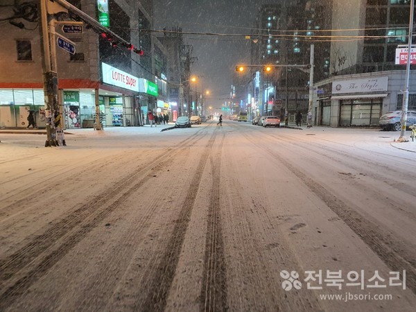 도내 대부분 지역의 도로가 얼어붙어 차량 운전은 물론 보행에도 각별한 주의가 필요하다. 