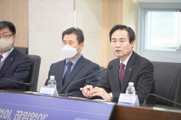 29일 전북대 김동원 총장(맨 오른쪽)이 4년 임기 동안의 성과를 설명하는 기자간담회를 열었다.(사진=전북대 제공)