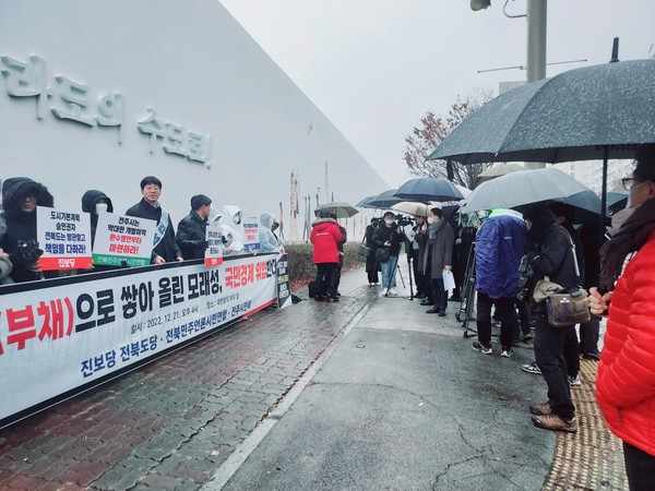 전주시민회와 전북민주언론시민연합, 진보당 전북도당은 21일 오후 전주시 효자동 옛 대한방직전주공장 정문 앞에서 (주)자광의 '철거 착공식'에 앞서 기자회견을 열고 “(주)자광은 자금사정을 투명하고 공개하고 시민들의 상식적인 판단을 기다길 것"을 촉구했다.(사진=전북민언련 제공)