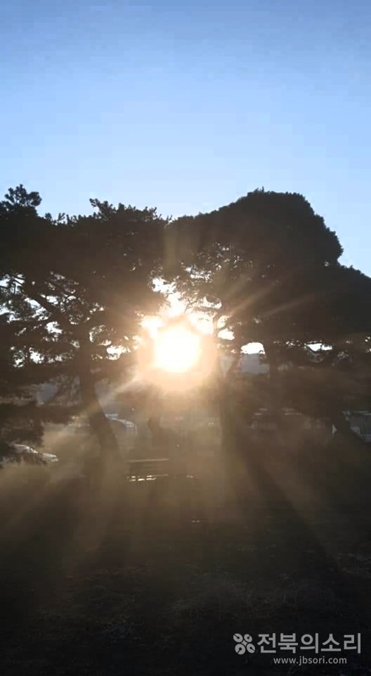 지리산 정령치 아래 '삼산마을'에서 마주한 일출 장면.