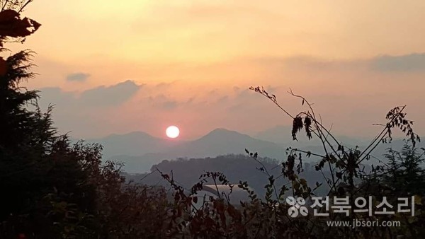 전주시 건지산 정상에서 바라본 일출 모습.