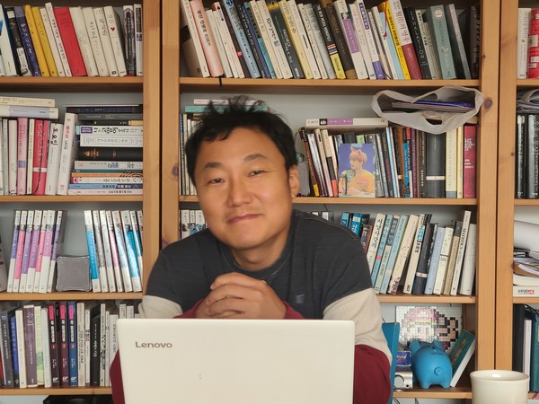 '삼성동 하우스'란 소설책을 출간해 화제를 모으고 있는 김경래 작가(사진=김경래 제공)