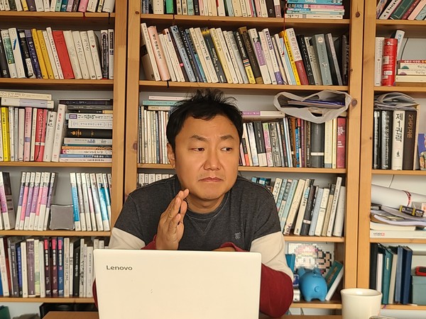 '검찰은 꼭 쓰고 싶은 이야기'라고 말하는 김경래 작가.(사진=김경래 제공)