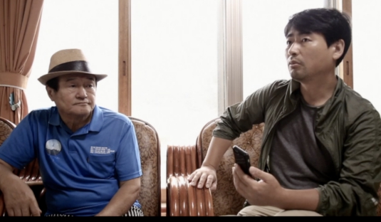 전북 청소년들의 5·18 다큐멘터리 완성을 위해 취재 중인 김종관 감독(오른쪽).(사진=제작사 오월 제공)