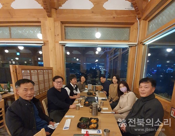 전북의소리 독자참여편집위원회(위원장 강푸름)는 6일 오후 6시 30분부터 약 2시간 동안 전북대학교 국제컨벤션센터 내 음식점에서 8명의 위원들이 참석한 가운데 2022년 한해를 정리하고 2023년 새해를 계획하는 신년 첫 회의를 가졌다.