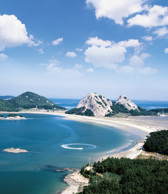 고군산군도의 자랑인 선유도 해수욕장 전경(사진=군산시 제공)