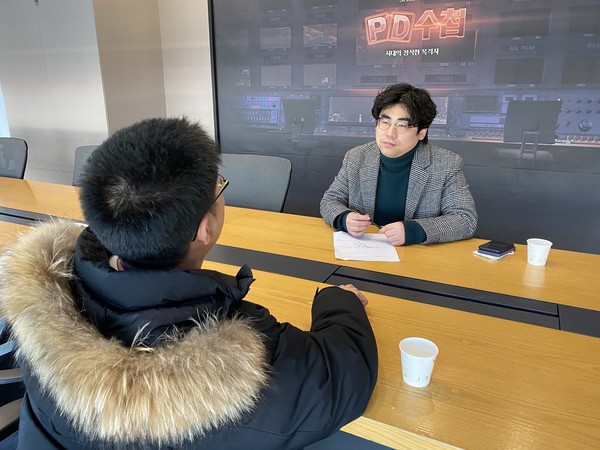기자와 인터뷰를 진행하고 있는 양정헌 PD.