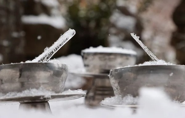 진안군 마이산 탑사 내 정화수 그릇에 역고드름이 맺혀 오가는 사람들의 시선을 사로잡고 있다.(사진=진안군 제공)