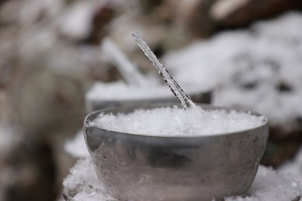 진안군 마이산 탑사의 정화수 그릇에 자란 역고드름.(사진=진안군 제공)