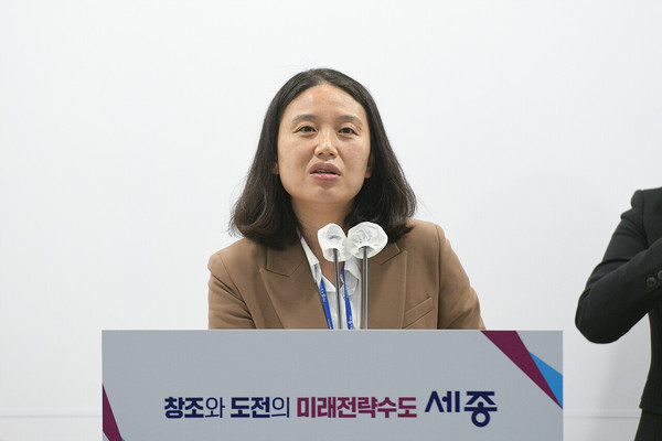 채수경 세종시 기획조정실장이 1월 26일 세종시청 브리핑룸에서 주요 업무 추진계획을 브리핑하고 있다.(사진=세종시 제공)