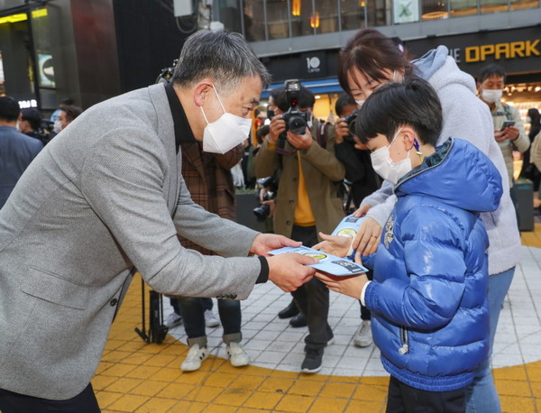 2020년 11월 7일 보건복지부 장관 등이 생활 방역 사회적 거리두기와 마스크 착용 캠페인을 벌이며 시민들에게 마스크를 나눠주고 있는 모습.(사진=보건복지부 제공)