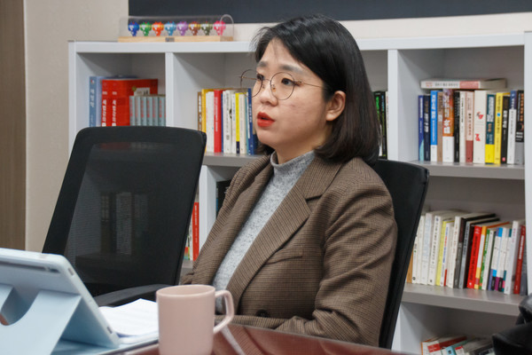 "159명이 죽은 이태원 참사에 대해서 아무도 책임지지 않는다"며 "이건 일선의 현장들에만 책임을 묻고 윗선에는 책임을 묻지 않겠다는 뜻"이라고 말하는 용혜인 기본소득당 의원.(사진=용혜인 의원실 제공)