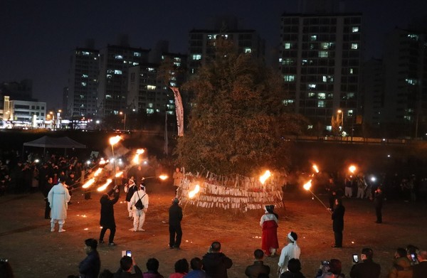 달집 앞에서 소원을 빌고 있는 시민들(사진=전주기접놀이보존회 제공)