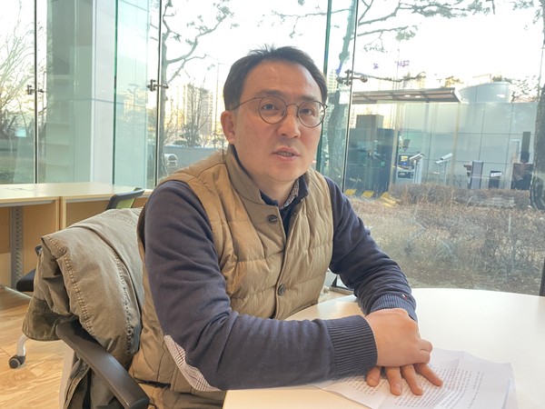 “기동대가 배치됐더라면 교통 관리나 인파 관리에 정복을 입고 쭉 서 있는 라인이 형성이 되면서 통제가 가능하다"고 주장하는 YTN 시철우 기자. 