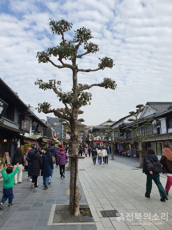 초고령사회를 맞이한 일본은 어딜 가나 나이 든 사람들과 젊은 사람들이 함께 어울려 공동체 일원으로 참여하고 활동하는 모습을 쉽게 찾아볼 수 있다.