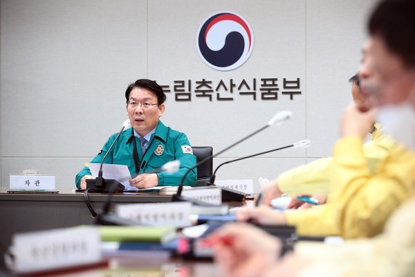 고병원성 조류인플루엔자(AI) 중앙사고수습본부는 24일 김인중 농림축산식품부 차관 주재로 점검 회의를 열고 방역 상황과 대응 방안을 점검했다.(사진=농림축산식품부 제공)