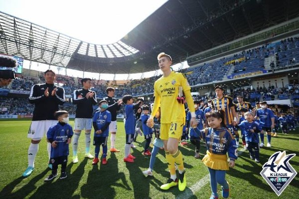 ‘가드 오브 아너’. 그동안 상대팀 선수들에게 받기만 하던 전북 선수들이 경기장에 입장하는 울산 선수들에게 ‘도전자’의 입장에서 박수를 보내고 있다.(사진=한국프로축구연맹)
