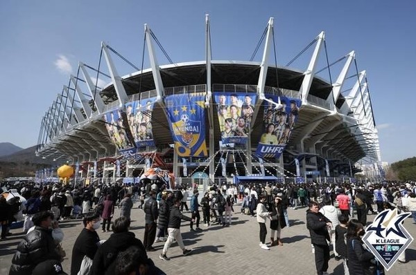 개막전을 보기 위해 울산문수경기장을 찾은 축구팬들.(사진=한국프로축구연맹)