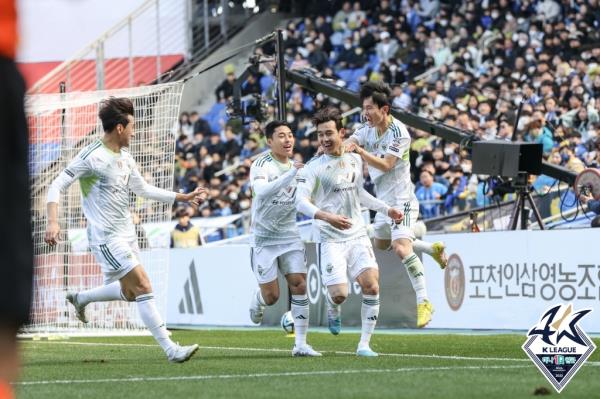 선제골을 터트린 뒤 기뻐하는 송민규와 전북 선수들.(사진=한국프로축구연맹)