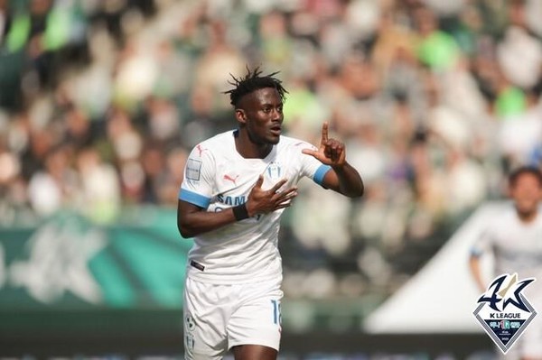 동점골을 넣은 수원 아코스티(사진=한국프로축구연맹)