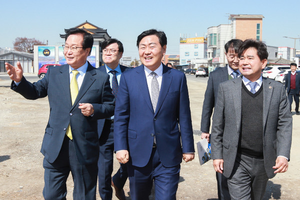 지난 2일 완주를 찾은 김관영 전북도지사(가운데)가 유희태 완주군수(왼쪽) 등 완주군 공무원들과 옛 삼례역 등 관내 지역을 둘러보고 있다.(사진=전북도 제공)