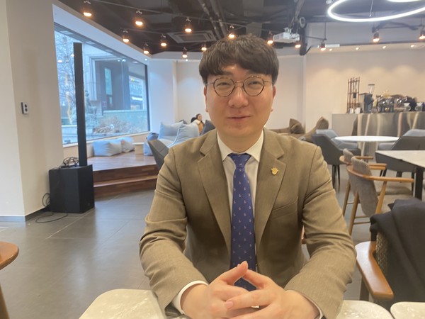 국민의힘 상근 부대변인을 지냈고 ‘국민의힘 바로 세우기’ 대표로 있는 신인규 변호사