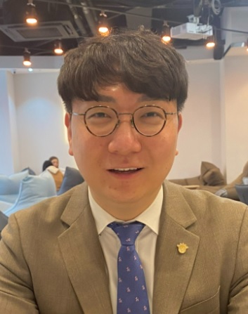 국민의힘 상근 부대변인을 지냈고 ‘국민의힘 바로 세우기’ 대표로 있는 신인규 변호사