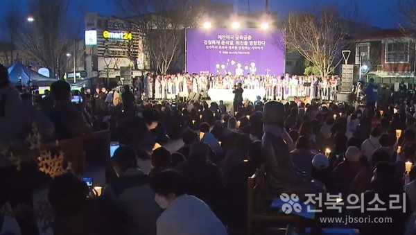 천주교정의구현전국사제단이 20일 저녁 7시부터 전주시 풍남문광장에서 '윤석열 대통령의 퇴진 촉구' 첫 전국 시국미사를 봉헌했다.